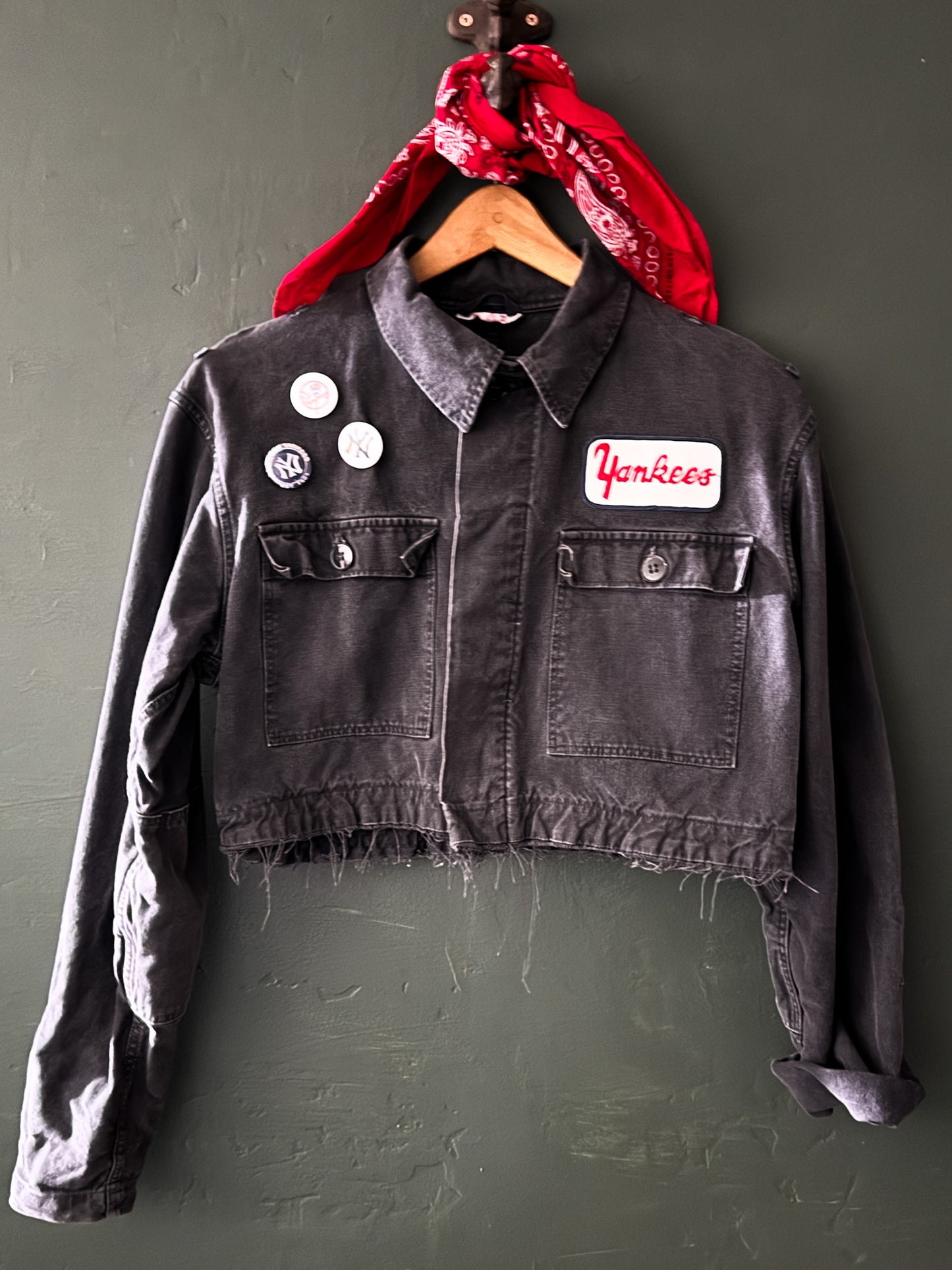 vintage yankees jacket-
upcycled jacket-
cropped baseball jacket
- workwear - tomboy - MLB